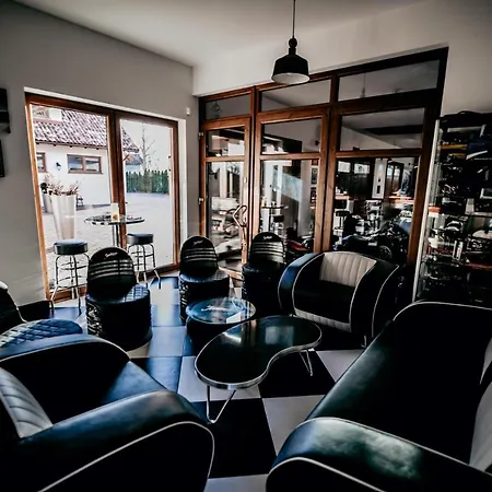 Maison d'hôtes Jantarvia Car Museum , Pasja I Wypoczynek Z Klimatem Jantar