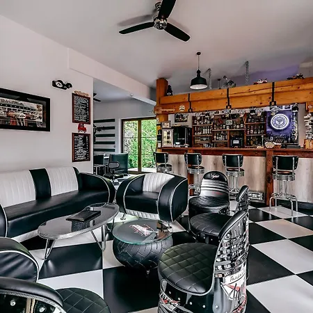 Jantarvia Car Museum , Pasja I Wypoczynek Z Klimatem Guest house