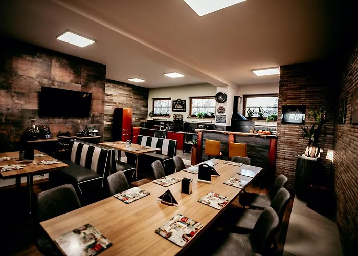 Jantarvia Car Museum , Pasja I Wypoczynek Z Klimatem 3* Янтар